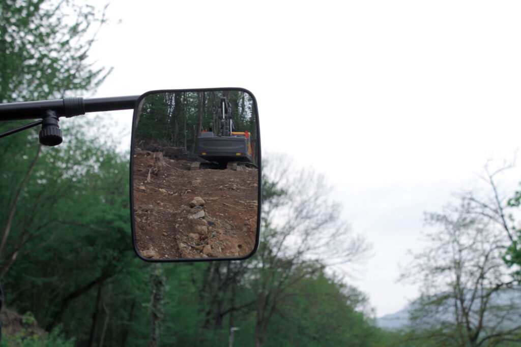 dispositivo per la visione indiretta che riflette un ambiente di lavoro movimento terra con CAT